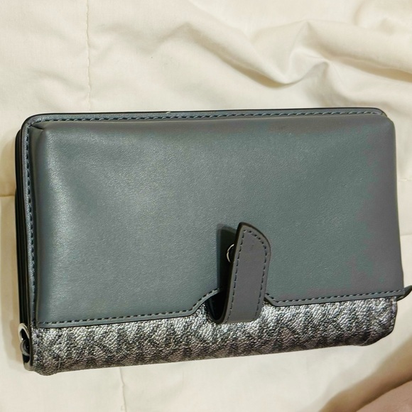 MICHAEL KORS. NEW -SILVER JET SET CHARM - Picture 8 of 10